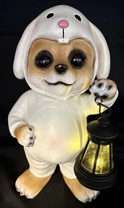 Decoratieve solarlamp "stokstaartje in onesie" - konijn - polyresin - hoogte 23x14x12cm - Tuinaccessoires - Decoratieve beelden voor buiten