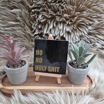 Robuust Wenstegeltje - Ho Ho Holy shit – Luxe Cadeautegel met Tekst - Trendy nu - Keramiek - Robuust - 10X10 - Kersttegel – Woordgrap
