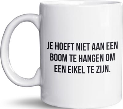 NietMokken.nl - Grappige mok - Je hoeft niet aan een boom te hangen om een eikel te zijn - Beker aan beide zijden bedrukt - Vaatwasser- en magnetronbestendig - Leuk als cadeau - Keramische tas 325ml