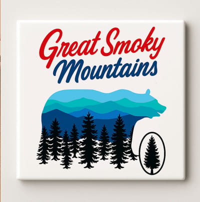 Great Smoky Mountains – Natuur Beer Wandtegel | 15x15 cm Keramische Tegel met Berglandschap Ontwerp voor Avontuur- & Natuurliefhebbers