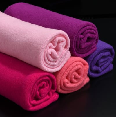 Zachte gebreide merino cashmere sjaal in fel koraalroze
