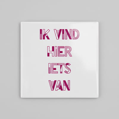 Grappige 15×15 cm Keramische Tegel – “Ik Vind Hier Iets Van” Humoristische Nederlandse Quote Wanddecoratie