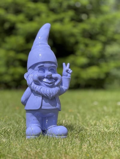 Kabouter paars 37cm hoog - Victory - dierenbeeld - polyester - fleurig- gnome - lente - zomer - decoratie - interieurdecoratie - tuindecoratie - cadeau - geschenk - voor haar - Moederdag - Vaderdag - Verjaardag - Nieuwjaar - Kerst - Pasen