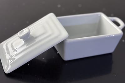4 Mini braadpannen met deksel- mini cocotte’s - 4 setjes- cuisine & moi- keramiek- 16 cm x 8,2 cm -licht grijs-crème brûlee- souflee- tapas- - vaatwasserbestendig- oven - magnetron- cadeau- kerstpakket- keuken- ovenschotel- ovenschaal- 4 kleuren