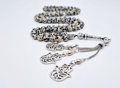 Handgemaakte tesbih "Tasbih" natuursteen " Jasper Dalmatin" - Aantal kralen 99 - Diameter kralen 8MM - met metaal tassel "Maryams handpalm" - Een mooi cadeau-idee