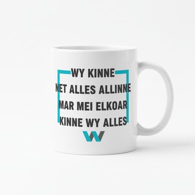 “Wy Kinne Net Alles Allinne, Mar Mei Elkoar Kinne Wy Alles” Mok – Inspirerende Friese Tekst – Witte Keramische Koffiemok 330 ml