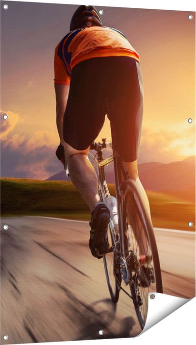 Gards Tuinposter Wielrennen Fietser op de Weg bij Zonsondergang - 80x120 cm - Tuindoek - Tuindecoratie - Wanddecoratie buiten - Tuinschilderij