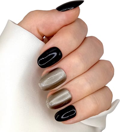 SD Press on Nails - B-18 Plaknagels - Nagelset- Gelnagels - Handgemaakt - 20 stuks - Zwart - Metallic Goud - Nepnagels met lijm - Korter Rond - Accessoires - Cosplay - Nagelstudio - Gellak - Nageltips - Nagelset - Nail Art