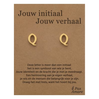 Letter Q Oorbellen op Cadeau Kaartje - Jouw initiaal, jouw verhaal - Goudkleurig Stainless Steel - 7mm Initiaal Oorknopjes- Pax Amare