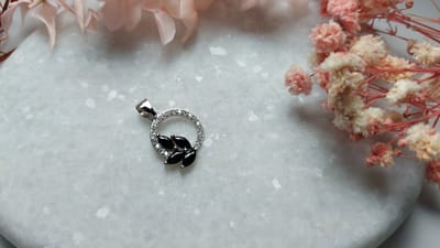 Zilveren Hanger met Zwart zirkonia bladvormig - Hanger met Zwarte Zirkonia Bladvorm - Dames Ketting hanger zilver - Zilver 925 - Amona Jewely