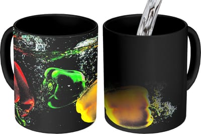 Magische Mok - Foto op Warmte Mokken - Koffiemok - Paprika - Groente - Water - Zwart - Rood - Groen - Geel - Magic Mok - Beker - 350 ML - Theemok