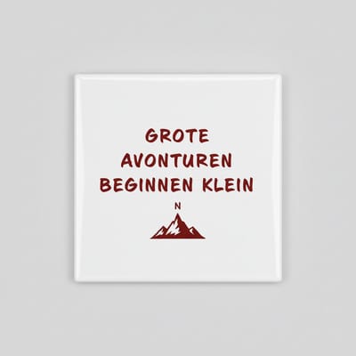 Keramische Tegel met Inspirerende Tekst “Grote Avonturen Beginnen Klein” – Wanddecoratie met Bergen – 15 x 15 cm