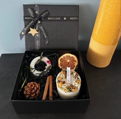 Cadeau Set - Kaars - Speciale Doos - Handgemaakte Elegante Kaars met Gedroogde Rozen - en Geurkaars voor Garderobe (Wit) - Geschenk Set - Geur Kaars