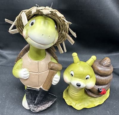 Decoratieve polyresin dieren "Schildpad met schop en slak met lieveheersbeestje" - Set van 2 stuks - meerkleurig - hoogte 14x7x4 cm / 8x9x5 cm - Woonaccessoires - Decoratieve beeldjes
