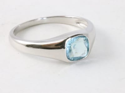 Hoogglans zilveren ring met aquamarijn - maat 18
