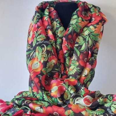 zomersjaal dames viscose 100% – klaprozen en vogeltjes print zwart rood wit groen – opvallende bloemen sjaal met rode kwastjes – lichtgewicht en elegant