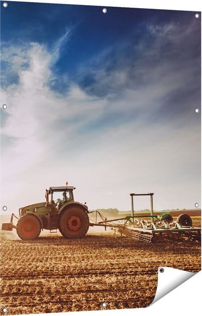 Gards Tuinposter Tractor op het Veld - Trekker - 90x120 cm - Tuindoek - Tuindecoratie - Wanddecoratie buiten - Tuinschilderij