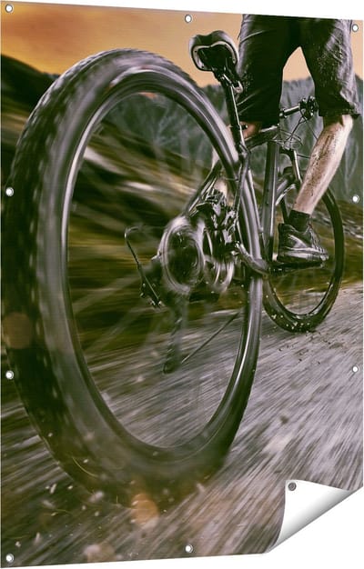 Gards Tuinposter Moutainbike Fietser in de Bergen - 90x120 cm - Tuindoek - Tuindecoratie - Wanddecoratie buiten - Tuinschilderij