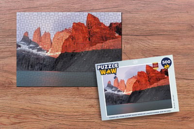 Puzzel Torres del Paine kleurt rood door de laagstaande zon in Chili - Legpuzzel - Puzzel 500 stukjes