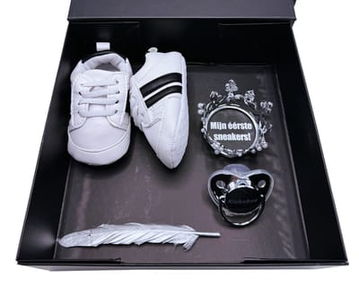 Kraamcadeau jongen - met babysneakers en speen - geboorte cadeau -rechtstreeks versturen als kraamcadeau ook mogelijk