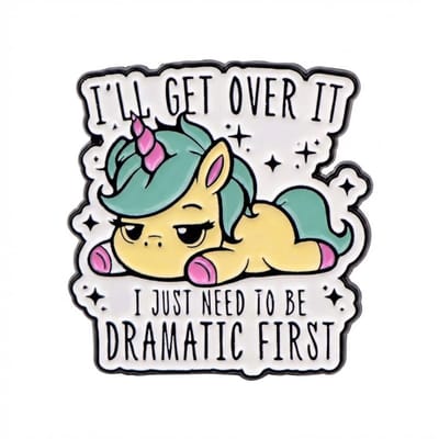 “I’ll Get Over It” Humoristische Eenhoorn Broche – Emaille Cartoon Reversspeld met Tekst