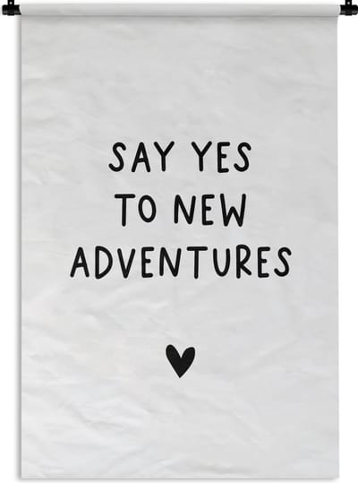 Wandkleed - Wanddoek - Engelse quote "Say yes to new adventures" met een hartje op een witte achtergrond - 60x90 cm - Wandtapijt