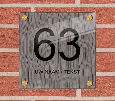 Naambordje voordeur plexiglas 15x15x0,5 cm met goud kleur afstanhouder model 1150 - Huisnummerbordje, naambordjes, naambordje huis, naamplaatjes,  huisnummer bordje, originele naambordjes voordeur, huisnummerbord met naam, originele huisnummer bord