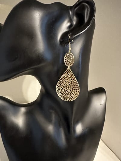 Goudkleurige druppel oorbellen | | Make up | Parfum | Moederdag | Verjaardagscadeau| Cadeautje| Valentijnsdag| Kado | sieraden | vaderdag | oorbellen | oorsieraden