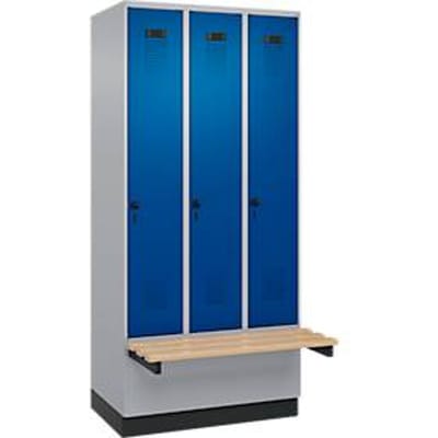 C+P Evolo Plus garderobekast, 3 vakken, elk 300 mm breed, sokkel, zwevende bank, B 900 x D 815 x H 1950 mm, draaischroef, blank aluminium/ gentiaanblauw