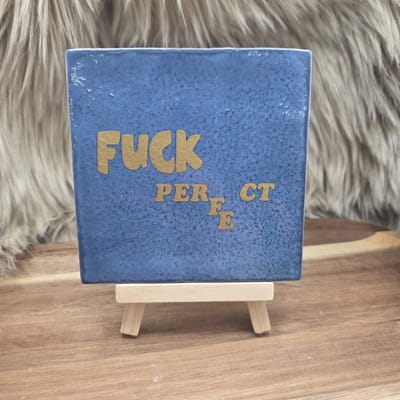 Robuust Wenstegeltje - Fuck perfect - Familie - cadeau - gift – Zomaar - Deco – Trendy nu – Decoratief Tegeltje met Standaard – Cadeau Idee