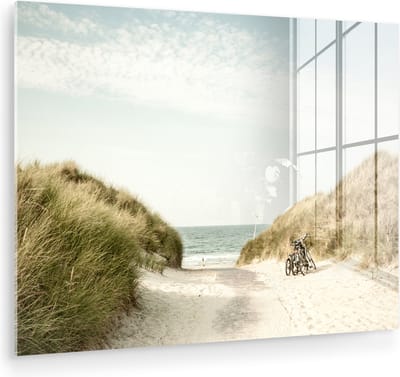 MuchoWow® Glasschilderij 80x60 cm - Schilderij acrylglas - Strand - Fiets - Wolken - Foto op glas - Muurdecoratie woonkamer - Wanddecoratie slaapkamer - Schilderijen