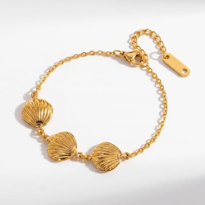 Lundholm Maris Armband Dames Goudkleurig – Premium Stainless Steel Gold PVD Plated – Schelp Armband met 3 Schelpjes – Zomer Armband Dames – Beach Jewellery – 17 + 5 cm Verstelbaar – Waterproof & Hypoallergeen sieraden – Scandinavisch Design