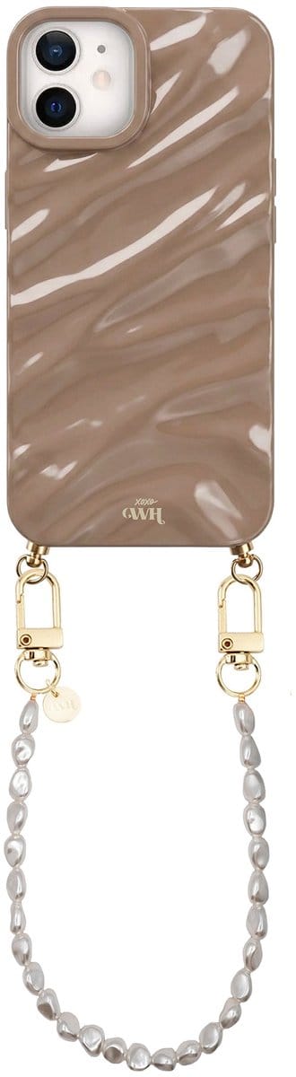 xoxo Wildhearts Glaze Cord Case Taupe - Geschikt voor iPhone 12 - Pearlfection - Kort koord - Glimmend siliconen telefoonhoesje met plooien - Dream hoesje met koord - Parelketting - Telefoonkoord