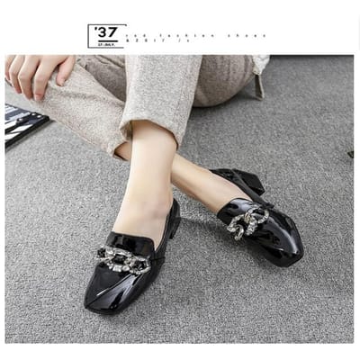 Mocassins à talons en cuir verni pour femmes, bout carré, grande chaîne en cristal, Style britannique, chaussures confortables et décontractées, nouvelle collection 40