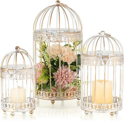 Allecto Plus - Decoratieve Witte Vogelkooi Pilaar Kaarshouder: Set van 3 - Metaal Hangende Lantaarn voor Bruiloft en Verjaardagsfeest - Tafel Decoratie met Messing en Ijzeren Houders
