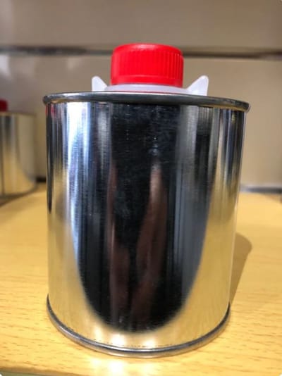 Tafeltennis-Pingponglijm 250ml met borstel voor lijmen of herlijmen van professionele tafeltennisrubbers.