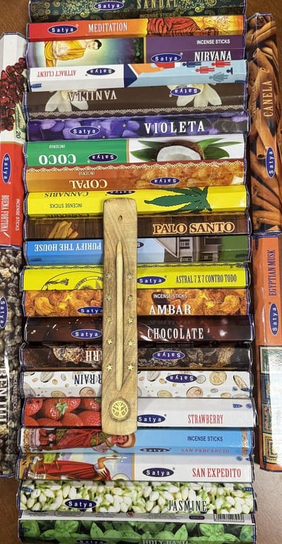 Wierook Satya 25 pakjes x20 =500 stokjes van verschillender geur wierook en Gratis Wierookhouder