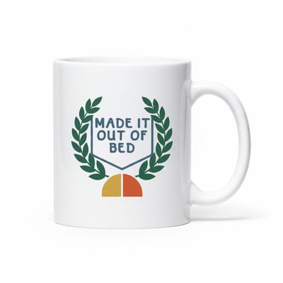 Grappige Ochtend Koffiemok 330ml – “Made It Out of Bed” – Motiverend en Humoristisch Cadeau voor Werk en Thuis