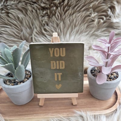 Robuust wenstegeltje “You did it” – Keramiek 10x10 cm – Wanddecoratie & Cadeau – Cadeau Geslaagd – incl standaard – Trendy nu - Feest - Geslaagd - Rijbewijs, diploma of ander succes