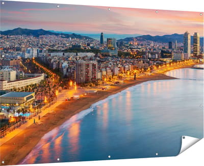 Gards Tuinposter Barcelona Strand met Stad bij Zonsondergang - 180x120 cm - Tuindoek - Tuindecoratie - Wanddecoratie buiten - Tuinschilderij