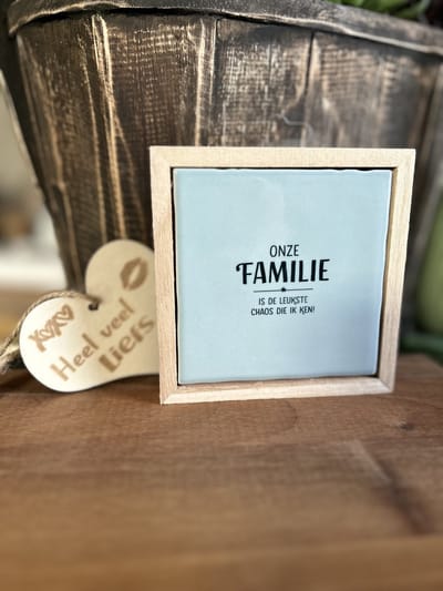 Creaties van Hier -Liefs in een lijstje Familie met houten hartje - 12 cm – Keramiek