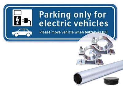 Parkeerbord Parking only for electric vehicles - Weerbestendig Aluminium - 40x15 cm - Bevestiging: Met paal 120 cm + paalbeugels + paaldop
