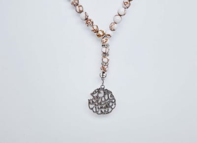 Handgemaakte Natuurstenen Autohanger " Wit howliet gesponnen goud"- Met metaal hanger - "Qul aeuidh birabi alnaas" - 8 mm diameter van de korrel- Mooie accessoire en decoratie voor de auto