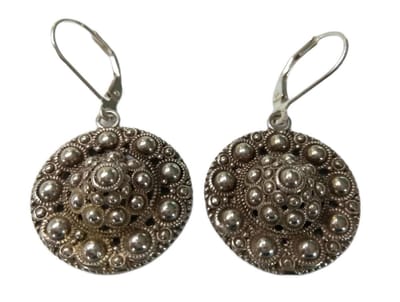 Zeeuws Meisje oorbellen - echt Zilver -    Zeeuwse knop met veel bolletjesranden- 3 gram per zeeuws knoopje