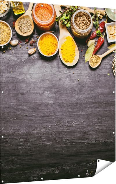 Gards Tuinposter Indiase Kruiden op een Zwarte Tafel - 120x160 cm - Tuindoek - Tuindecoratie - Wanddecoratie buiten - Tuinschilderij