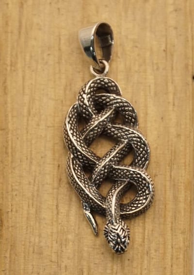 Sterling zilveren hanger eeuwige slang - slang elkaar geknoopt hangertjes van 925 zilver - slang hangertje van zilver - keltische slang ketting zilver - pendant celtic snake - keltische dieren hanger van sterling zilver - keltische zilveren hangers