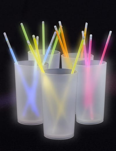 5 longdrink bekers + 15 roerstaafjes glow in the dark - party