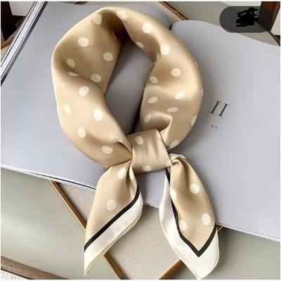 Stijlvolle Sjaal Beige / Zand met Off-White Dots en Zwart / Zwarte rand - Stippen – 70 x 70 cm | Hoofdband - Sjaaltje - Bandana - Haarband | Gestipt - Stip - Polkadot - Dots | Prachtige glans | Chique om nek of aan tas!