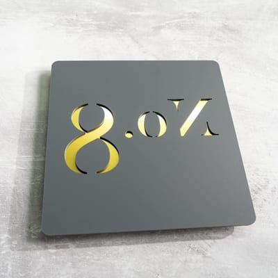 Huisnummer Bord - Naamplaat Deur - Huis Identificatie - Op Maat Gemaakt - 24cm x 24cm - Mat Grijs Goud