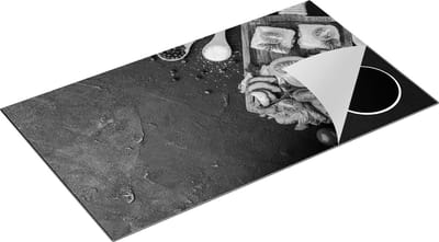 Chefcare Inductie Beschermer Groentes op een Snijplank - Zwart Wit - 90x50 cm - Afdekplaat Inductie - Kookplaat Beschermer - Inductie Mat